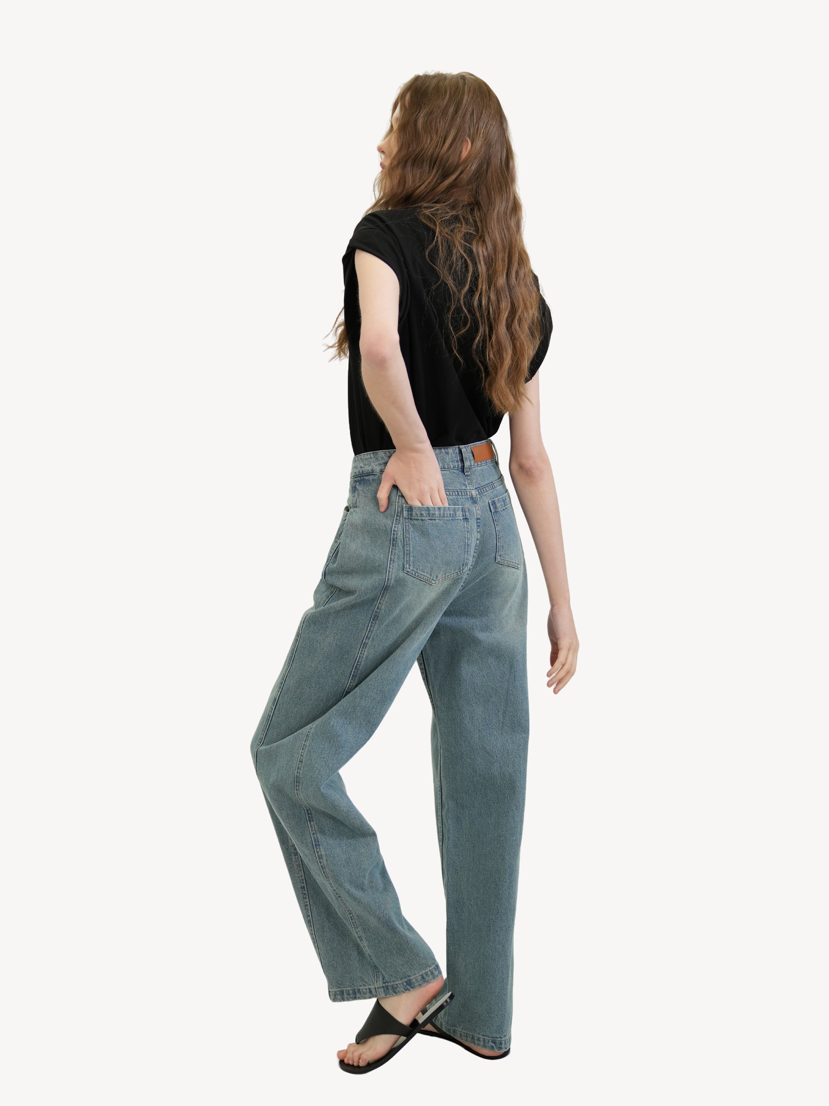 The Curved Wide-Leg Jeans