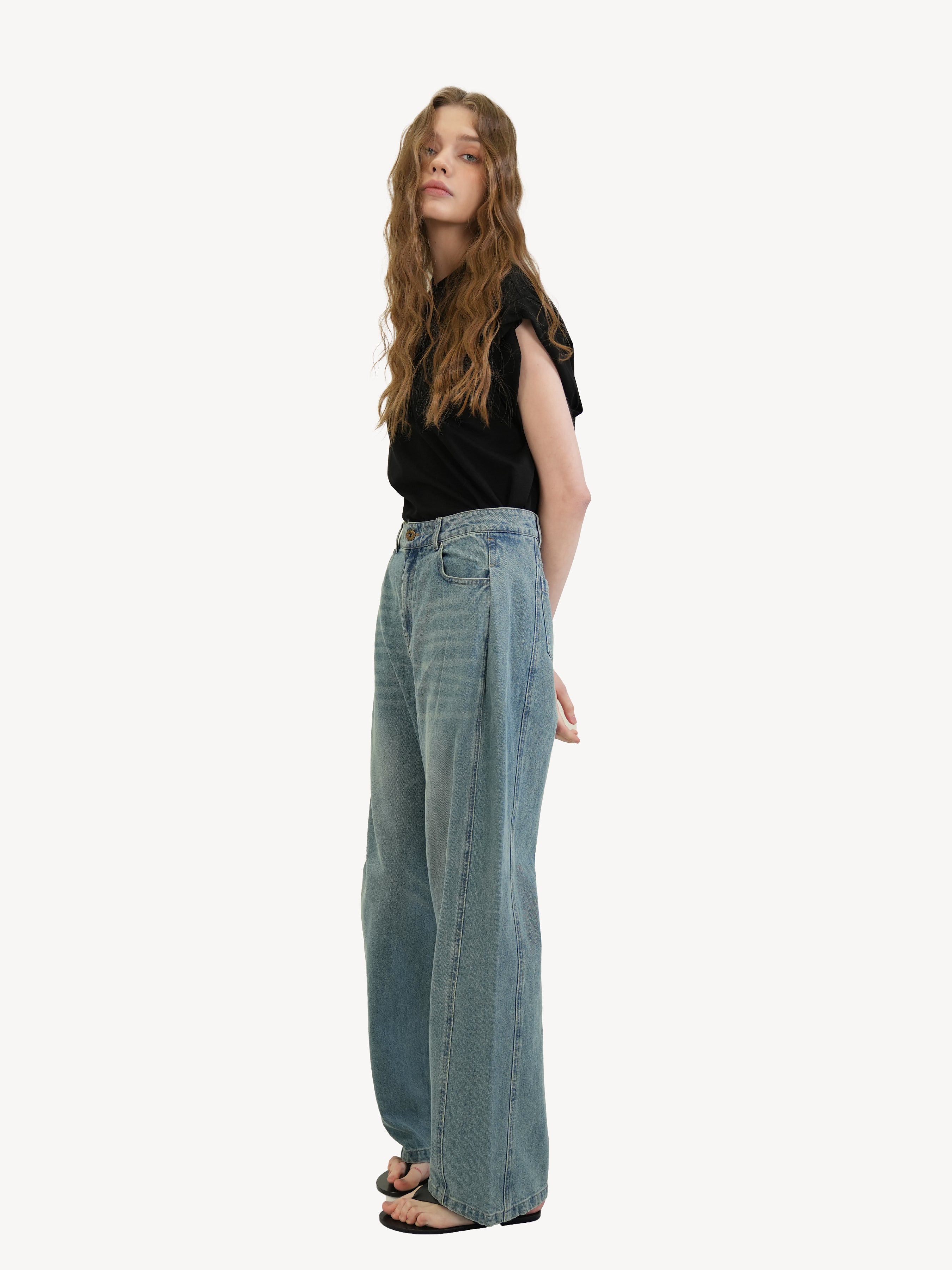 The Curved Wide-Leg Jeans