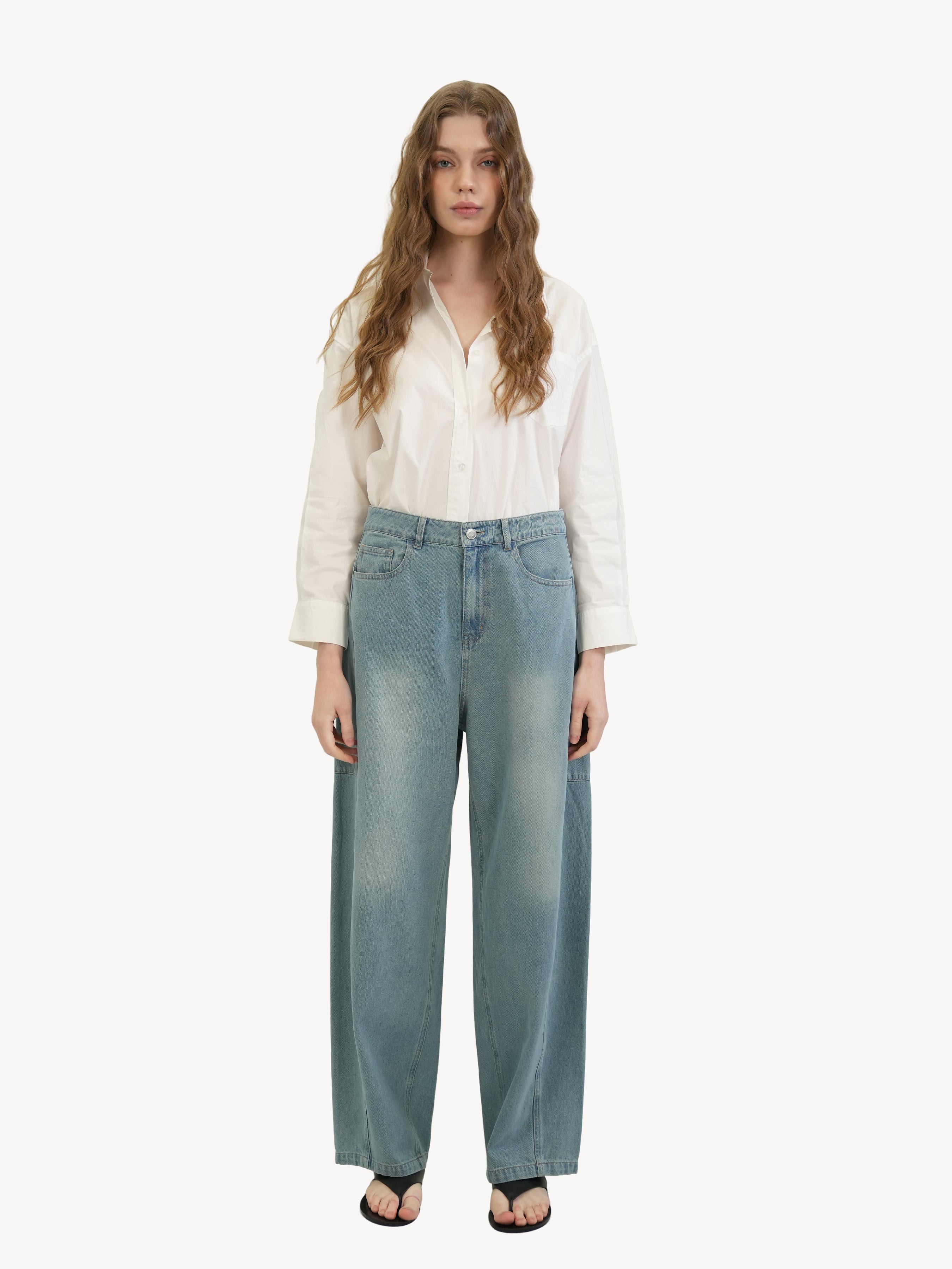 The Curved Wide-Leg Jeans