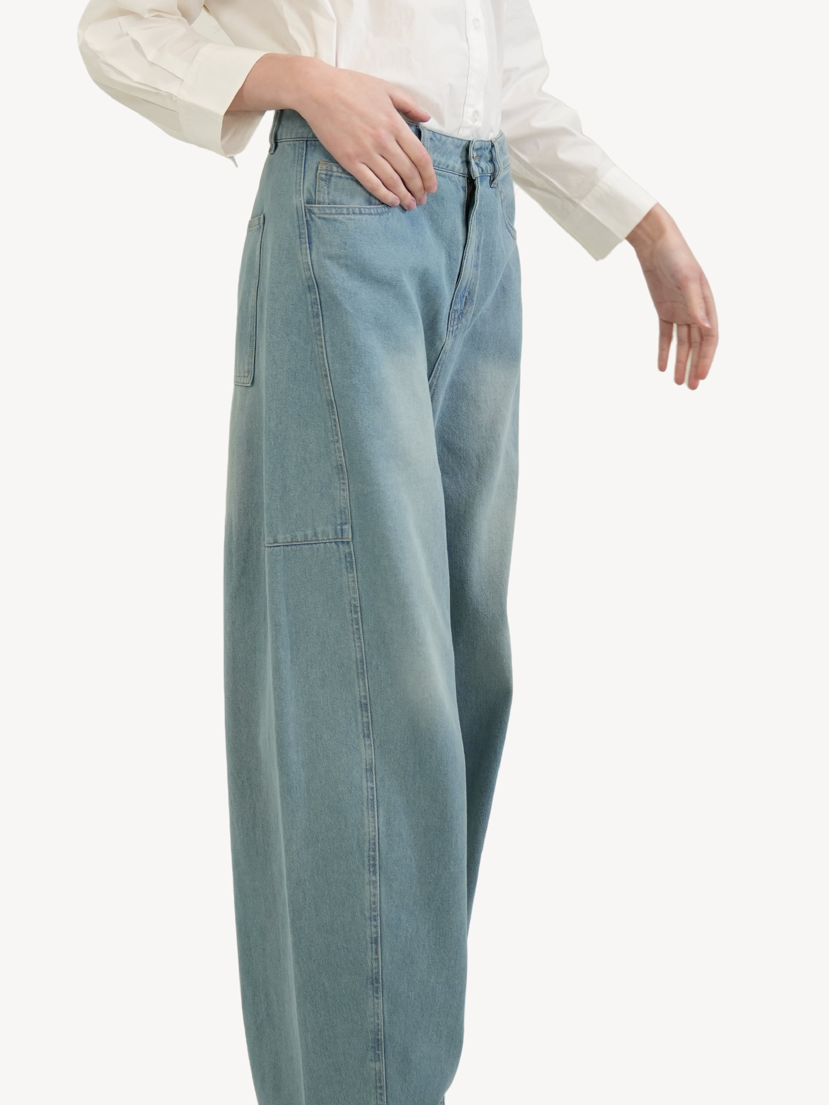 The Curved Wide-Leg Jeans