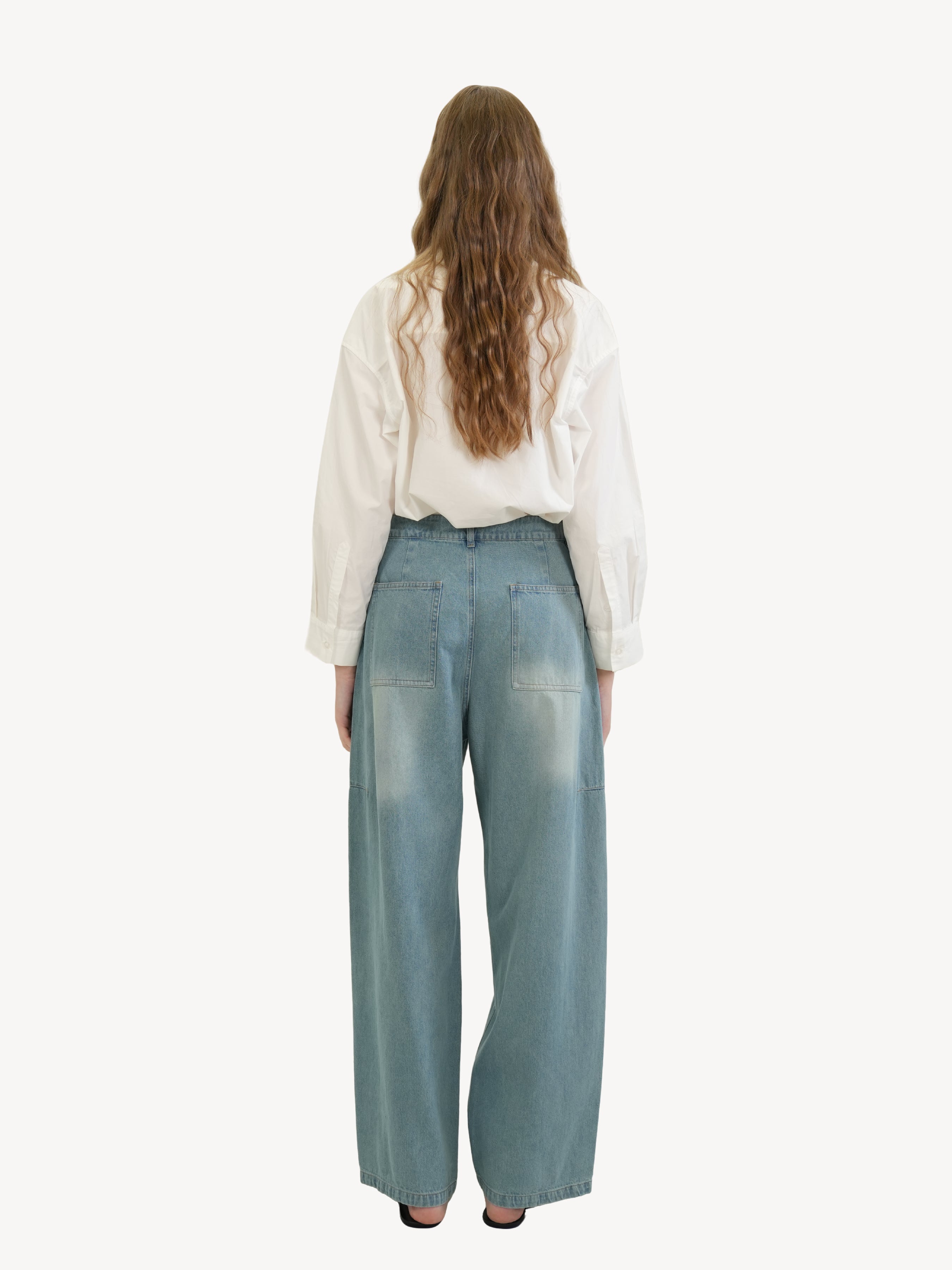 The Curved Wide-Leg Jeans