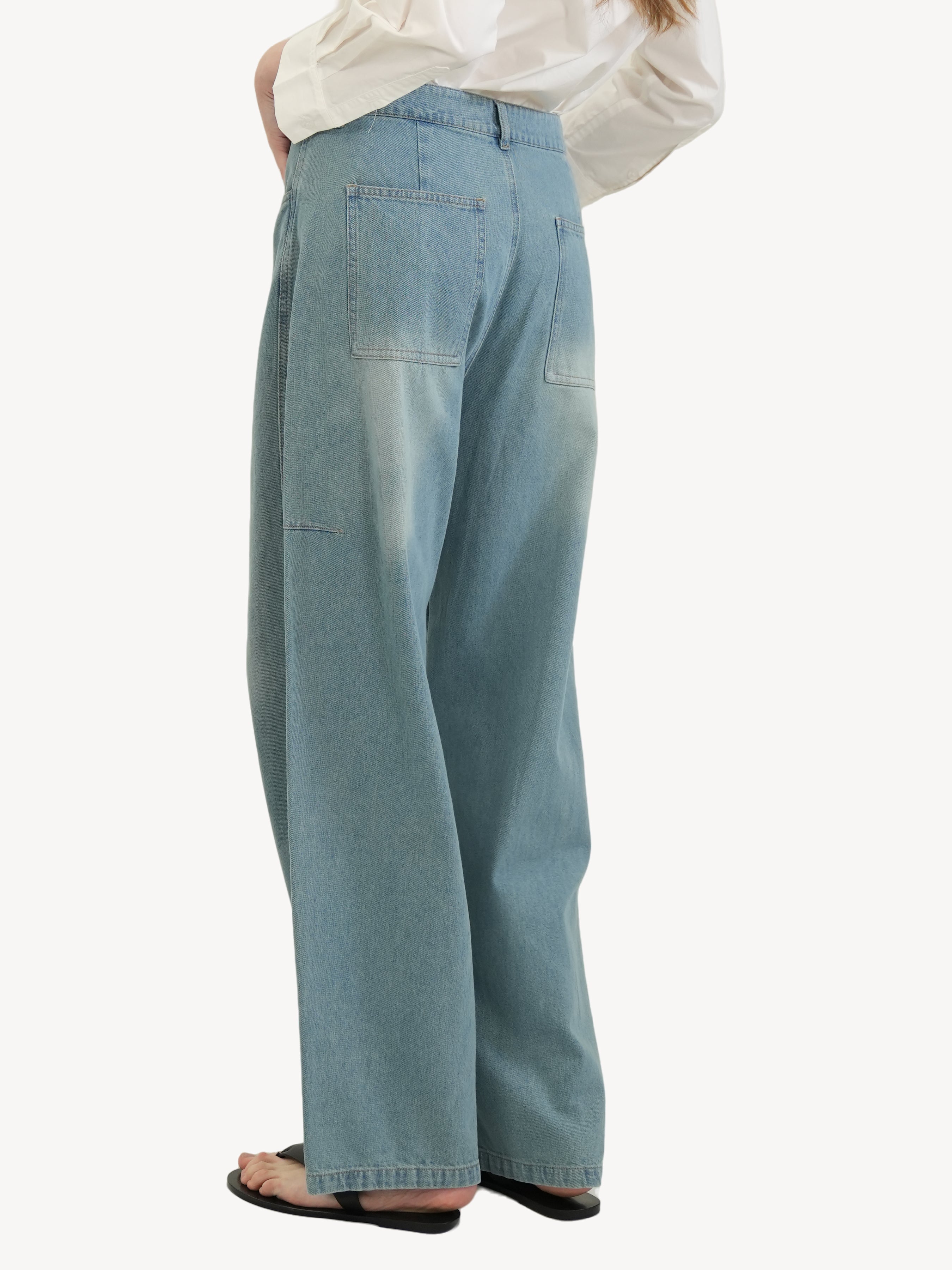 The Curved Wide-Leg Jeans