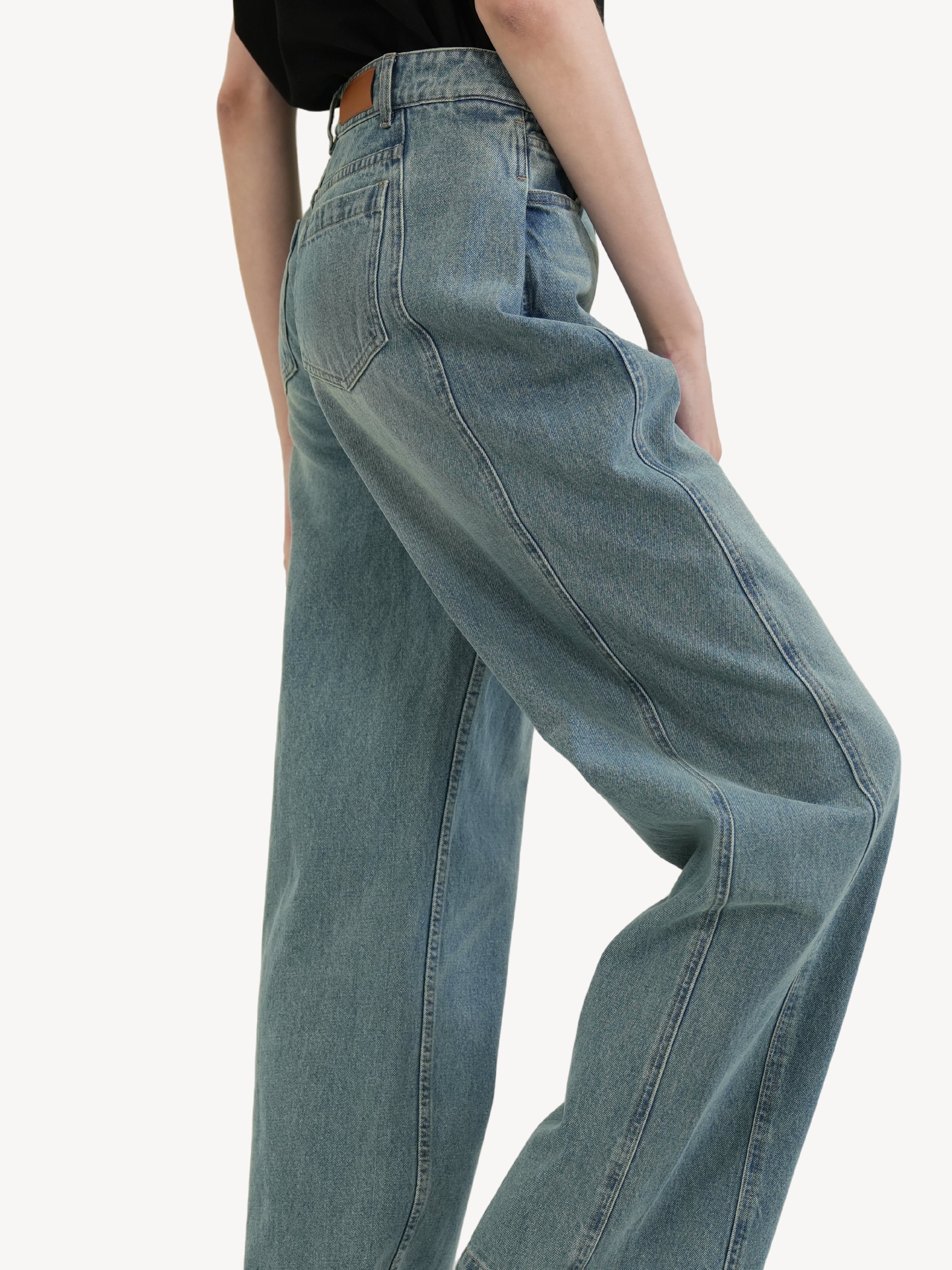 The Curved Wide-Leg Jeans
